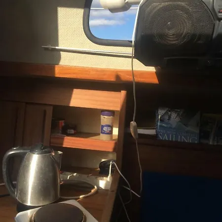 The Houseboat بوتيل *