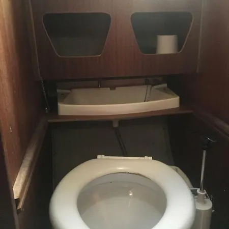 The Houseboat بوتيل